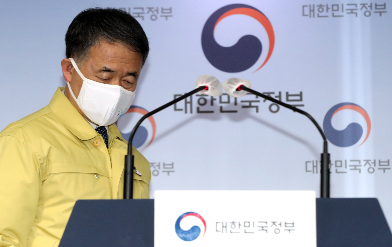 박능후 보건복지부 장관이 20일 오후 정부서울청사에서 신종 코로나바이러스 감염증(코로나19) 대응 중앙재난안전대책본부 회의 결과를 발표하기 위해 브리핑장에 들어서고 있다. [연합]