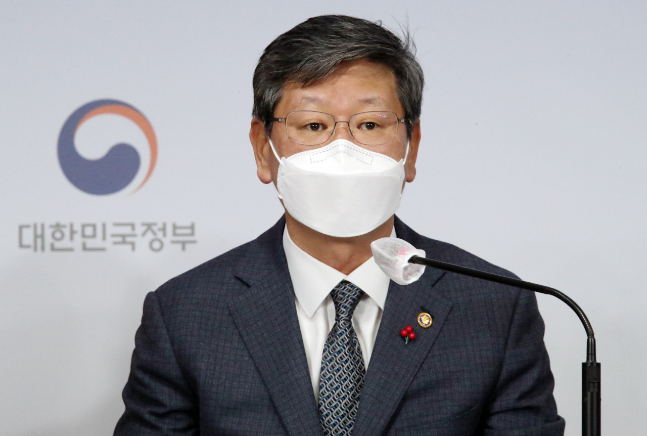 이용구 법무부 차관이 16일 정부서울청사 브리핑실에서 공정경제 3법 합동 브리핑을 하고 있다. [연합]