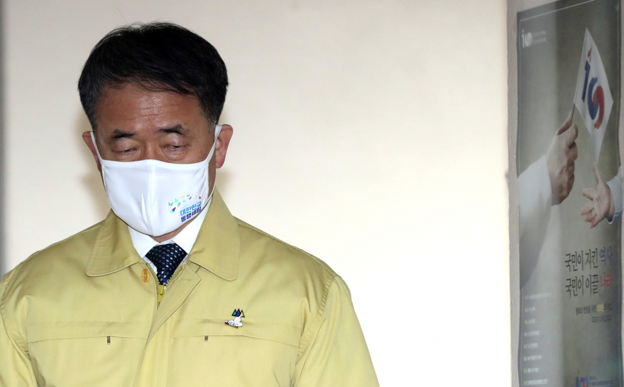 박능후 보건복지부 장관이 20일 오후 정부서울청사에서 신종 코로나바이러스 감염증(코로나19) 대응 중앙재난안전대책본부 회의 결과를 발표하기 위해 브리핑장에 들어서고 있다. [연합]