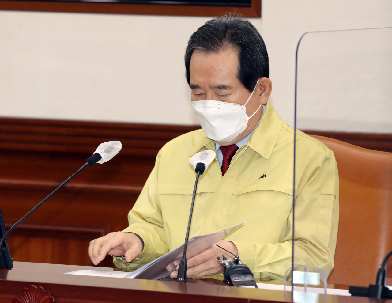 정세균 국무총리가 20일 오후 정부서울청사에서 열린 신종 코로나바이러스 감염증(코로나19) 대응 중앙재난안전대책본부(중대본) 회의에서 자료를 보고 있다. [연합]