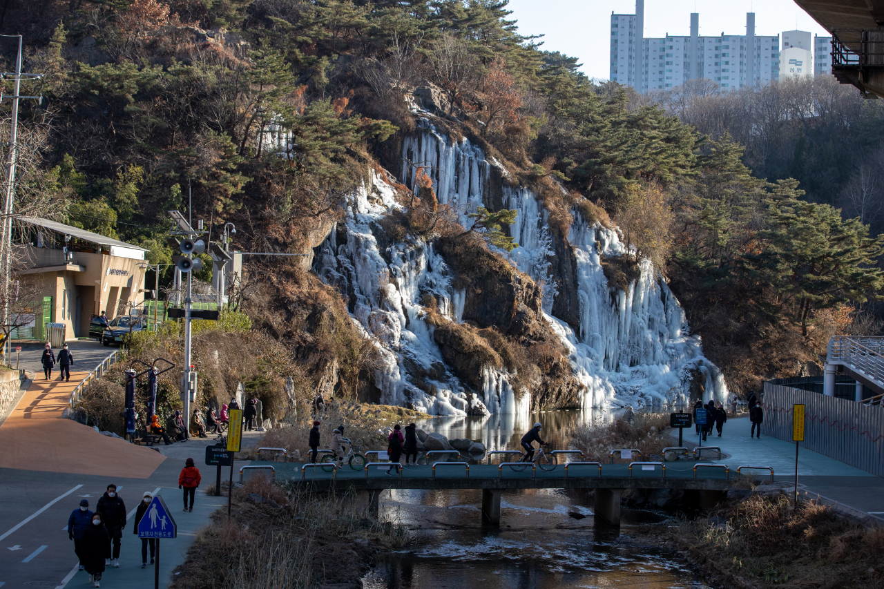 강추위가 이어지고 있는 지난 20일 오후 서울 서대문구 홍제천인공폭포가 얼어있다. [연합]