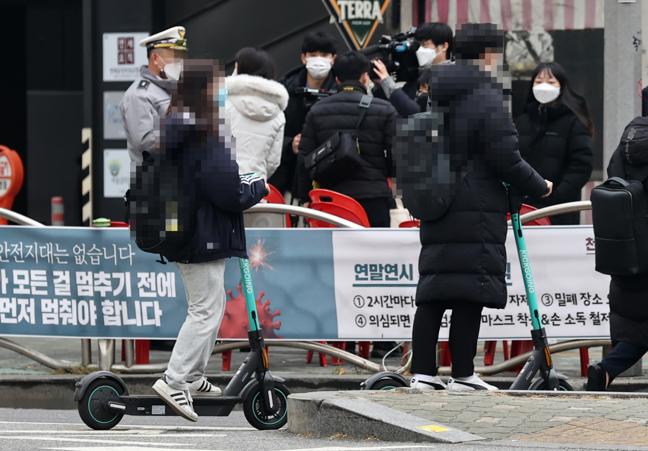 지난 10일 오후 서울 회기역 인근에서 시민들이 전동킥보드를 탄 채 횡단보도를 건너고 있다. [연합]