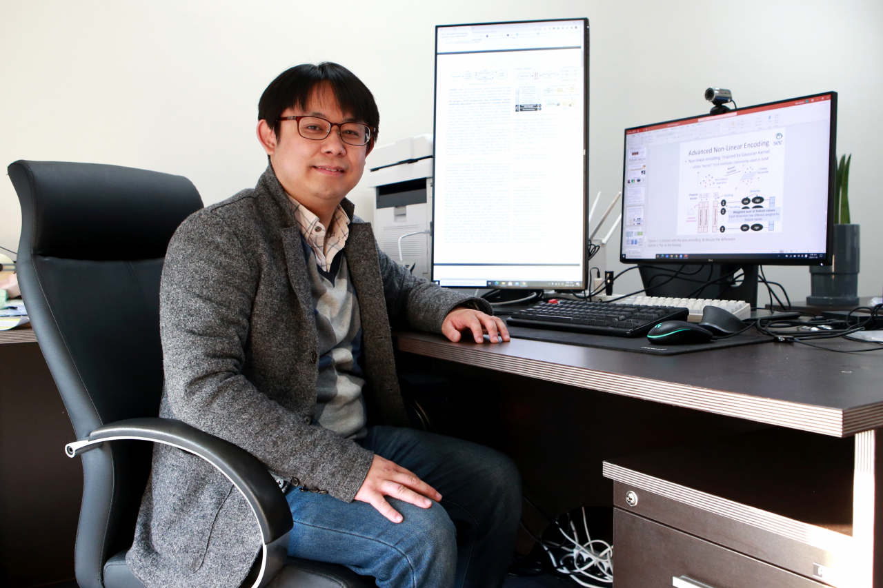 김예성 DGIST 정보통신융합전공 교수.[DGIST 제공]사용된 알고리즘 및 하드웨어의 모식도. 원본 데이터를 뇌에서 처리하는 것으로 추정되는 비트열 패턴으로 변환하고 이를 가속하는 과정을 보여준다.[DGIST 제공]