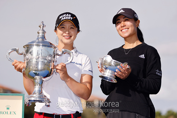 올해의 선수상을 수상한 김세영(왼쪽)과 베어트로피 수상자 대니얼 강이 트로피를 들고 환하게 웃고 있다. [게티이미지]