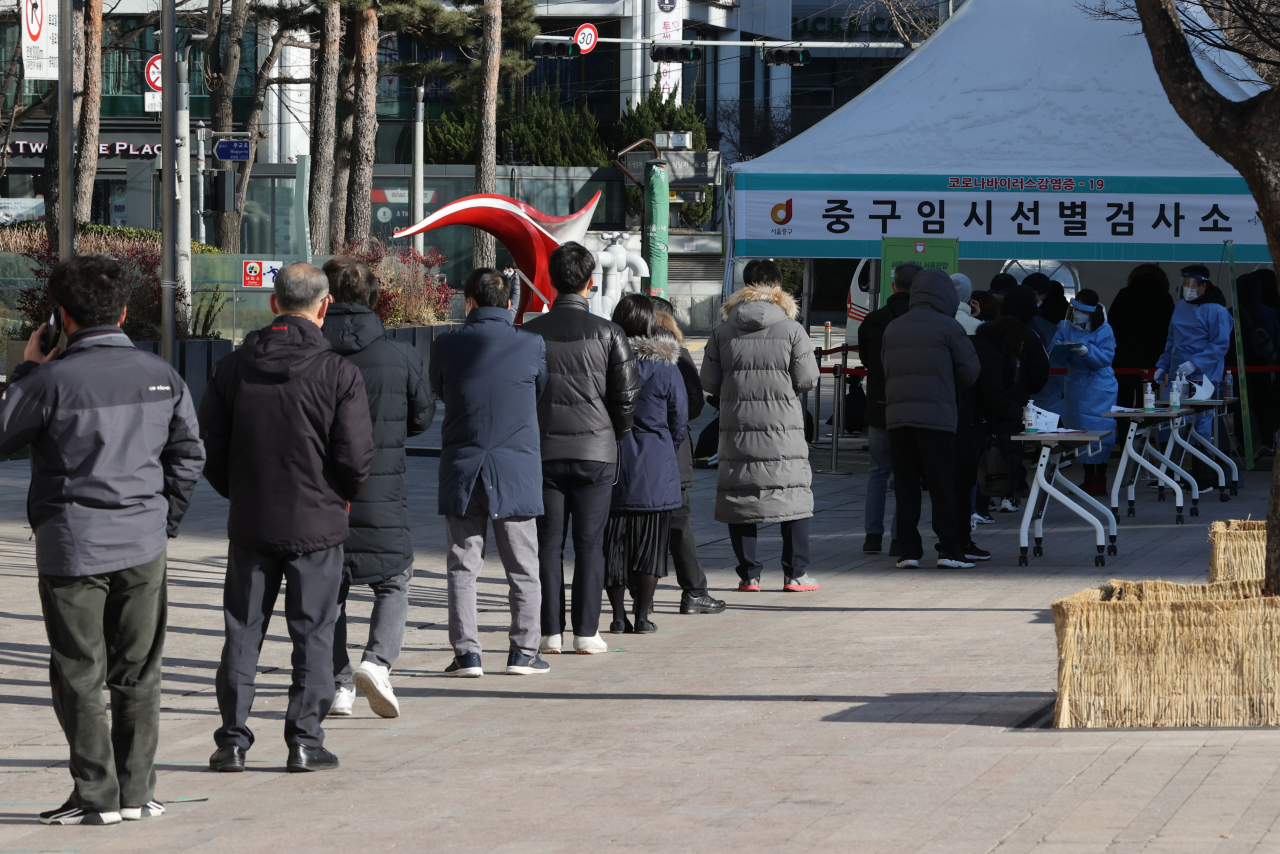 20일 서울광장에 마련된 중구 임시 선별검사소에서 시민들이 줄지어 서서 검사 순서를 기다리고 있다. 이날 0시 기준 국내 코로나19 신규 확진자는 1097명으로 역대 최다를 기록했다. 연합뉴스