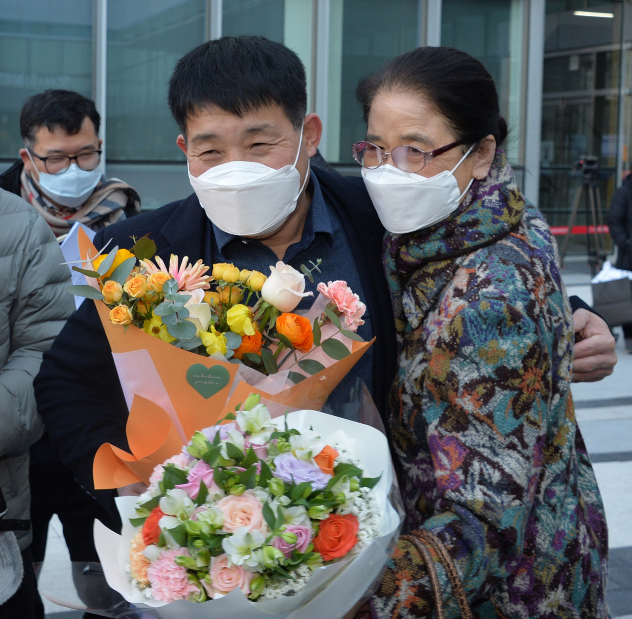 이달 17일 오후 경기 수원 수원지법에서 열린 이춘재 연쇄살인 8차 사건 재심 선고공판에서 재심 청구인 윤성여 씨가 무죄를 선고받고 법원 청사를 나와 지인들의 축하를 받고 있다. [연합]