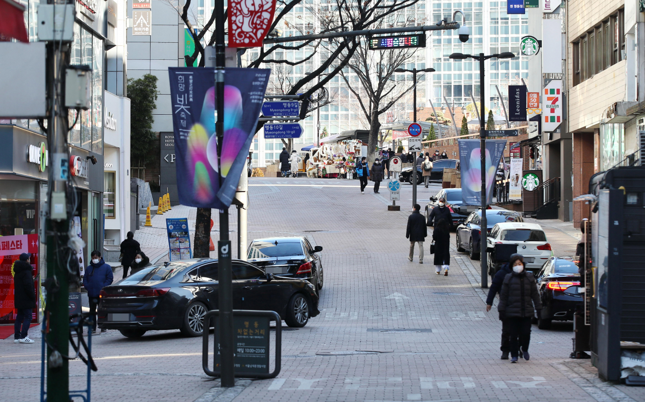 서울 명동 거리가 한산한 모습을 보이고 있다. [연합뉴스]