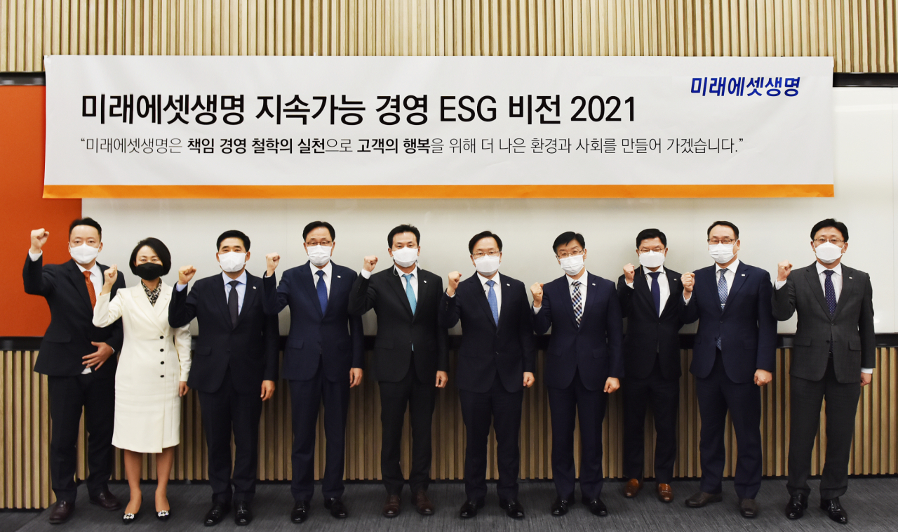 미래에셋생명은 18일 서울 여의도 본사에서 변재상(오른쪽 다섯 번째) 대표이사 사장 및 각 부문대표 10명이 참석한 가운데 '지속가능경영(ESG) 비전 선포식'을 개최했다.