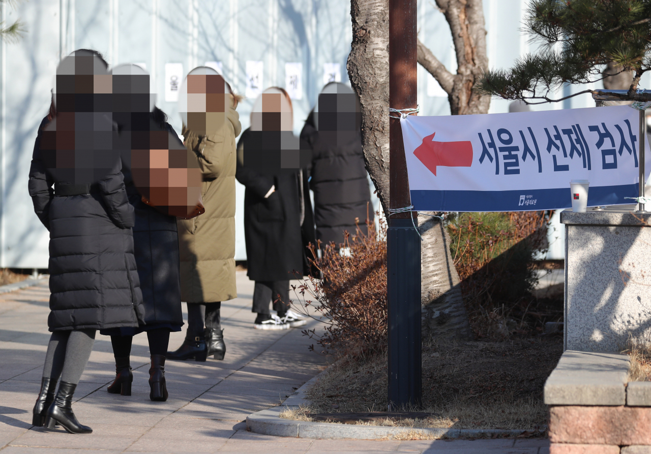 21일 서울 중랑구 서울의료원 선별검사소에서 시민들이 코로나19 선제검사를 받기 위해 대기하고 있다. 연합뉴스