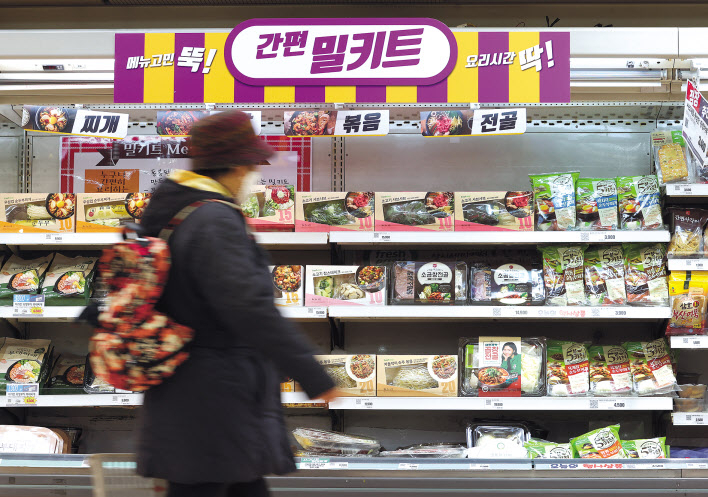 신종 코로나바이러스 감염증(코로나19) 3차 유행에 따른 사회적 거리두기 강화로 홈파티 수요가 늘어나 밀키트 식품과 와인이 인기를 끌고 있다. 사진은 서울시내 한 대형마트의 밀키트 코너. [연합]