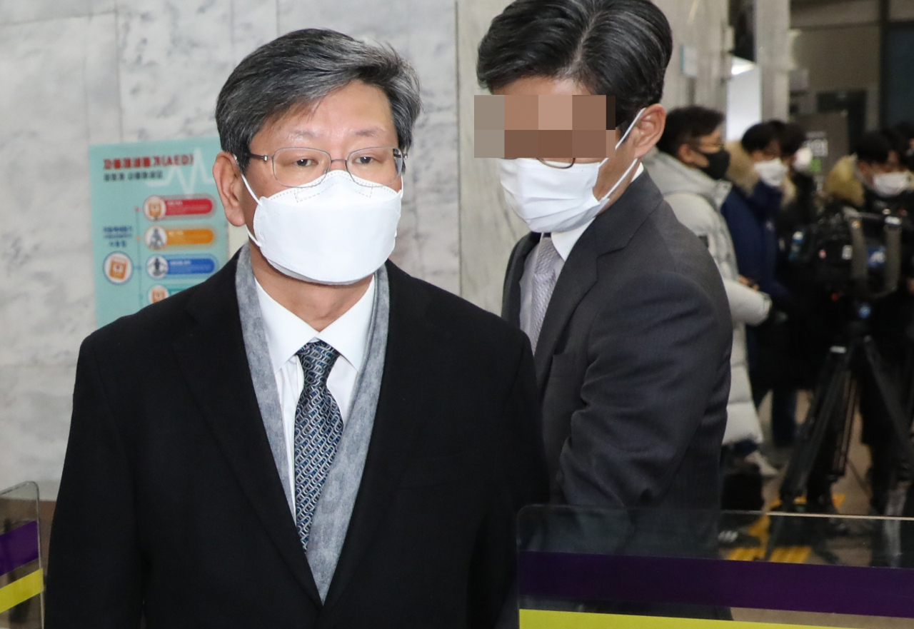 지난 16일 새벽 윤석열 검찰총장 검사징계위원회 2차 심의를 마친 이용구 법무부 차관이 경기 과천 정부과천청사를 나서고 있다. [연합]