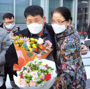 이달 17일 오후 경기 수원 수원지법에서 열린 이춘재 연쇄살인 8차 사건 재심 선고공판에서 재심 청구인 윤성여 씨가 무죄를 선고받고 법원 청사를 나와 지인들의 축하를 받고 있다. [연합]