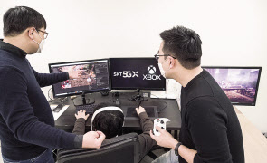 조재유 SK텔레콤 게임 담당(가운데)와 티노게임즈 김동효 대표(오른쪽)가 ‘네오버스’ 관련 회의 중인 모습. [SK텔레콤 제공]