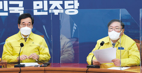 이낙연 더불어민주당 대표와 김태년 원내대표가 21일 국회에서 열린 최고위원회의에 참석하고 있다. [연합]