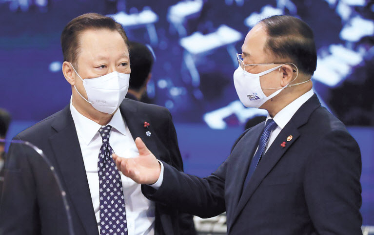 지난 17일 서울 대한상공회의소에서 열린 확대국민경제자문회의에서 홍남기 경제부총리 겸 기획재정부 장관(오른쪽)과 박용만 대한상공회의소 회장이 대화하고 있다. [연합]