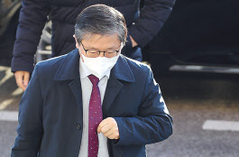 변창흠 국토교통부 장관 후보자가 21일 오전 정부과천청사 서울지방국토관리청에 마련된 청문회 준비 사무실에 출근하고 있다. [연합]