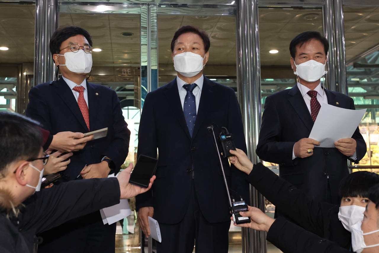 국회 행정안전위원회 소속 국민의힘 의원들이 이용구 법무부 차관의 택시 기사 폭행과 관련, 경찰의 내사종결 처리에 대해 항의하기 위해 21일 오후 서울 서대문구 미근동 경찰청을 항의 방문해 취재진의 질문에 답하고 있다. 왼쪽부터 국민의힘 서범수, 박완수, 최춘식 의원. [연합]