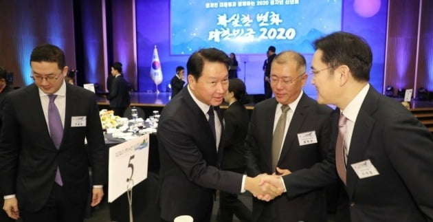 4대 그룹 총수들이 국내 상속세 및 증여세 역사를 새롭게 쓸 것으로 보인다. 지난 봄 한 행사장에서 한자리에 모인 4대그룹 총수들. 왼쪽부터 구광모 LG그룹 회장, 최태원 SK그룹 회장, 정의선 현대차그룹 회장, 이재용 삼성전자 부회장 [사진=연합뉴스]
