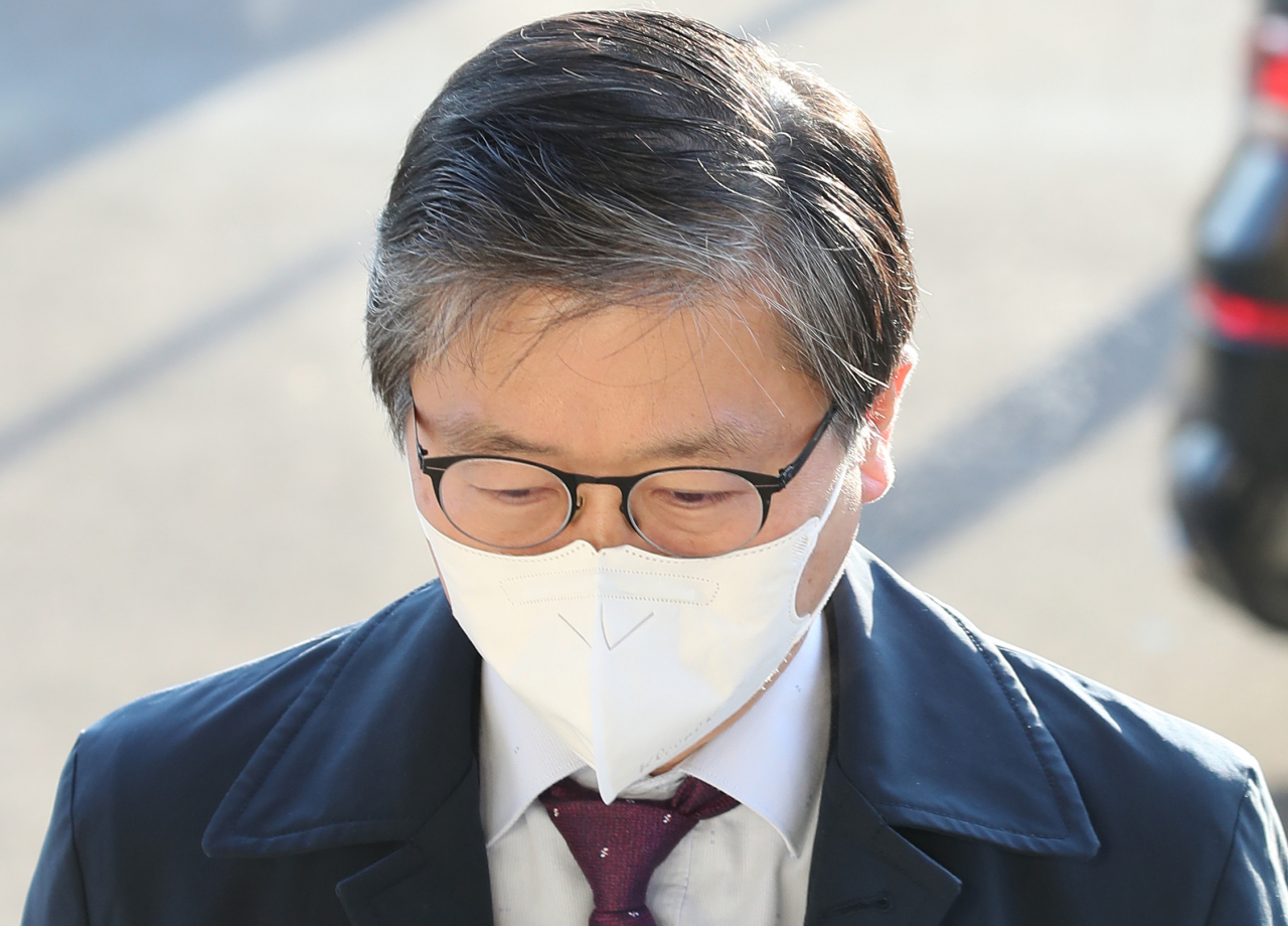 변창흠 국토교통부 장관 후보자가 21일 오전 정부과천청사 서울지방국토관리청에 마련된 청문회 준비 사무실에 출근하고 있다. [연합]