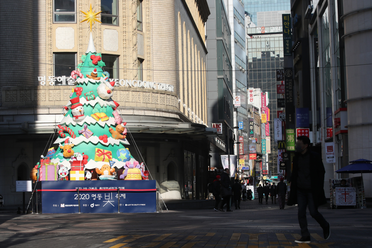 Phoro shows a Christmas tree set up in front of a theater in Myeong-dong, central Seoul, on Monday morning. (Yonhap)