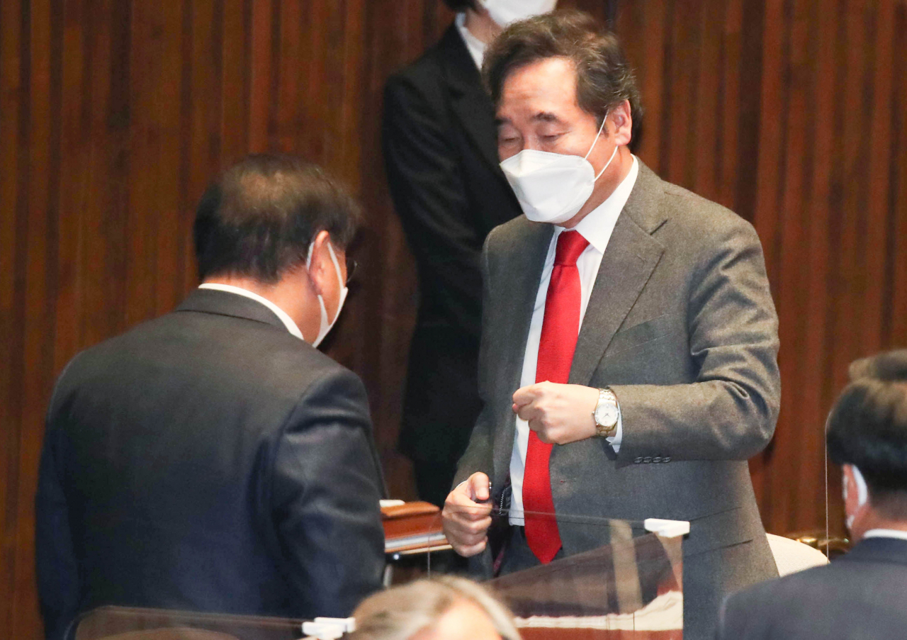 더불어민주당 이낙연(오른쪽) 대표와 김태년 원내대표가 14일 오후 국회 본회의에서 대북전단 살포를 금지하는 남북관계 발전에 관한 법률 일부개정법률안이 통과된 뒤 주먹을 맞대고 있다. [연합]