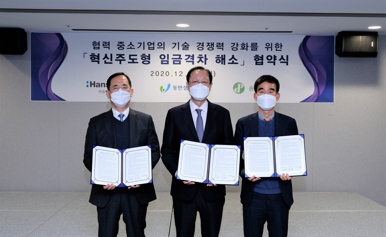 한솔테크닉스가 동반성장위원회가 운영하는 혁신주도형 상생협력 프로그램에 참여한다. 왼쪽부터 박현순 한솔테크닉스 대표이사, 권기홍 동반성장위원회 위원장, 이길희 송덕패키징 대표. [동반성장위원회 제공]