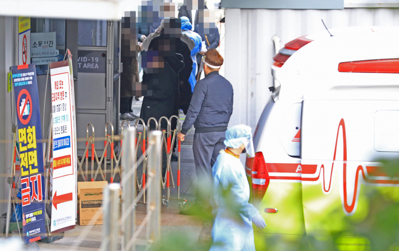 '국가지정 입원치료병상'으로 지정된 제주대병원에 입원한 환자 2명이 20일 연이어 코로나19 확진 판정을 받아 병원에 비상이 걸렸다. 사진은 21일 오전 제주대병원 응급의료센터 코로나19 선별진료소의 모습. [연합]
