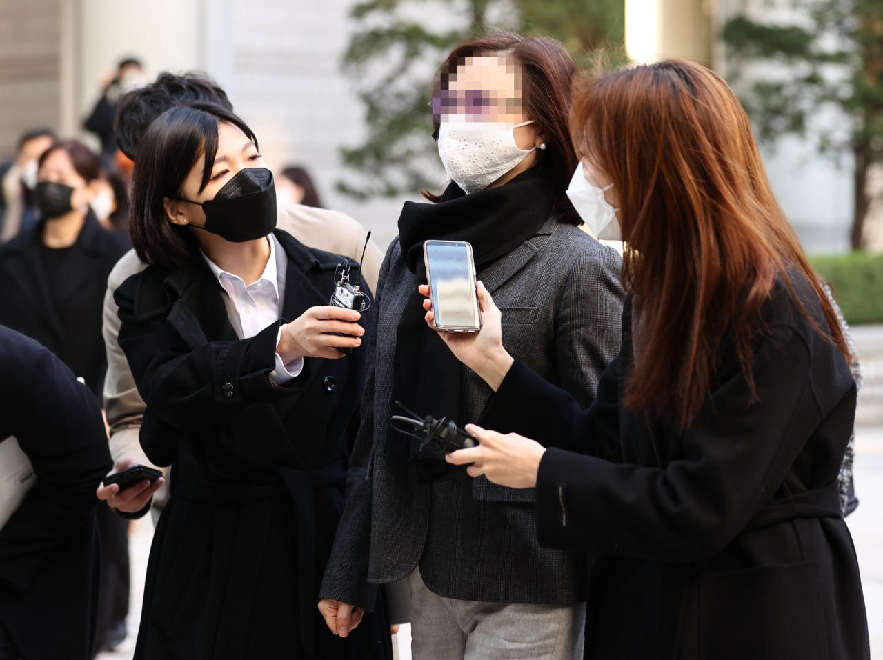 자녀 입시비리와 사모펀드 투자 의혹 등으로 기소된 조국 전 법무부 장관의 배우자 정경심 동양대 교수가 지난달 5일 오전 서초구 서울중앙지법에서 열린 1심 결심 공판에 출석하고 있다. [연합]