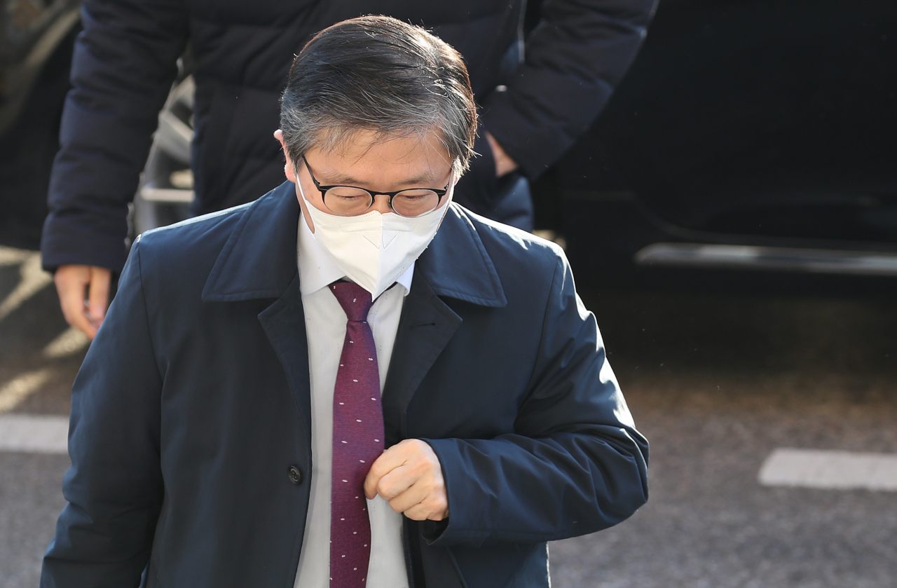 변창흠 국토교통부 장관 후보자가 21일 오전 정부과천청사 서울지방국토관리청에 마련된 청문회 준비 사무실에 출근하고 있다. [연합]