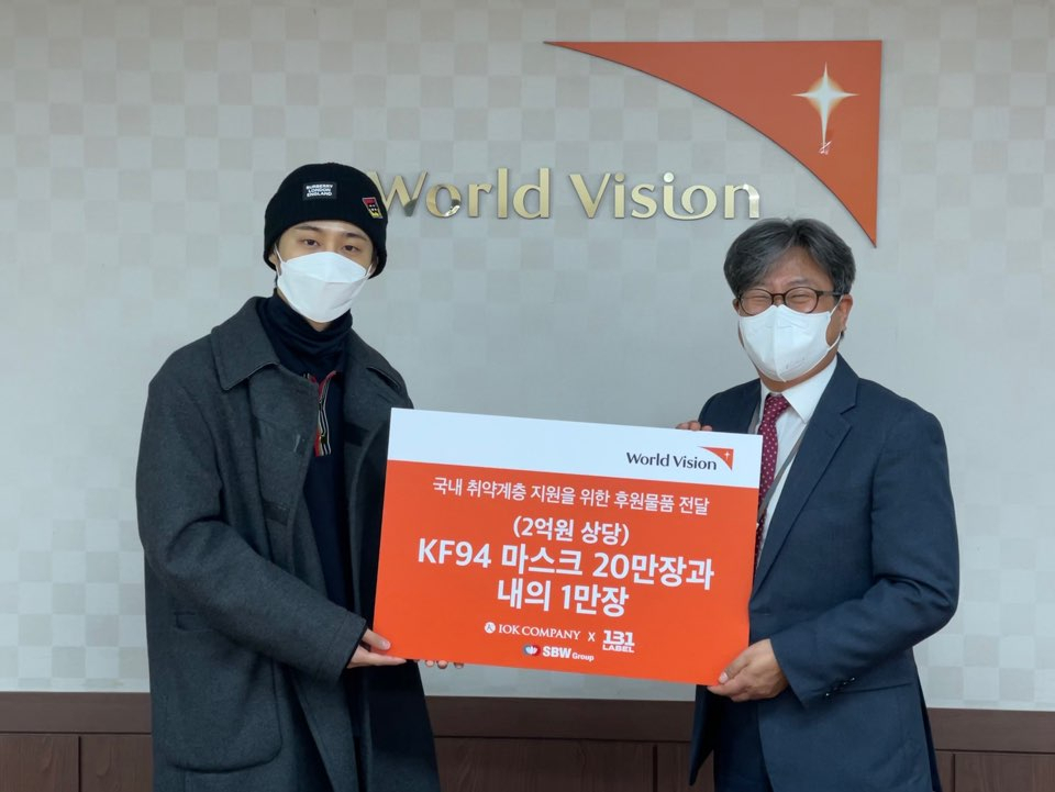 서울 여의도 월드비전 사옥에서 비아이(왼쪽)와 월드비전 한상호 본부장이 기부물품 전달식 후 기념촬영을 하고 있다. [IOK컴퍼니 제공]