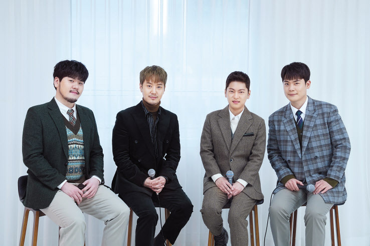 ‘팬텀싱어3’ 이후 데뷔 앨범을 낸 라포엠의 바리톤 정민성, 카운터테너 최성훈, 테너 박기훈, 테너 유채훈. 리더 유채훈은 “클래식 전공자들이라는 뿌리를 잃지 않으면서도, 대중적으로 친근하게 다가가고 싶다”고 말했다. [모스뮤직 제공]