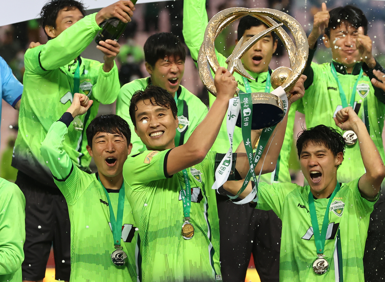 전북 이동국이 지난 11월1일 K리그1 리그 우승컵을 든 채 동료들과 함께 기뻐하고 있다. [연합]