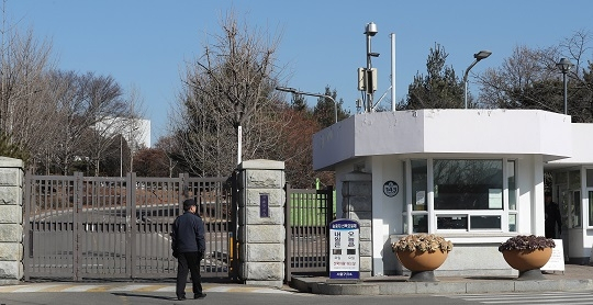 ‘박근혜 수감’ 서울구치소서 2명 확진…전수검사 한다