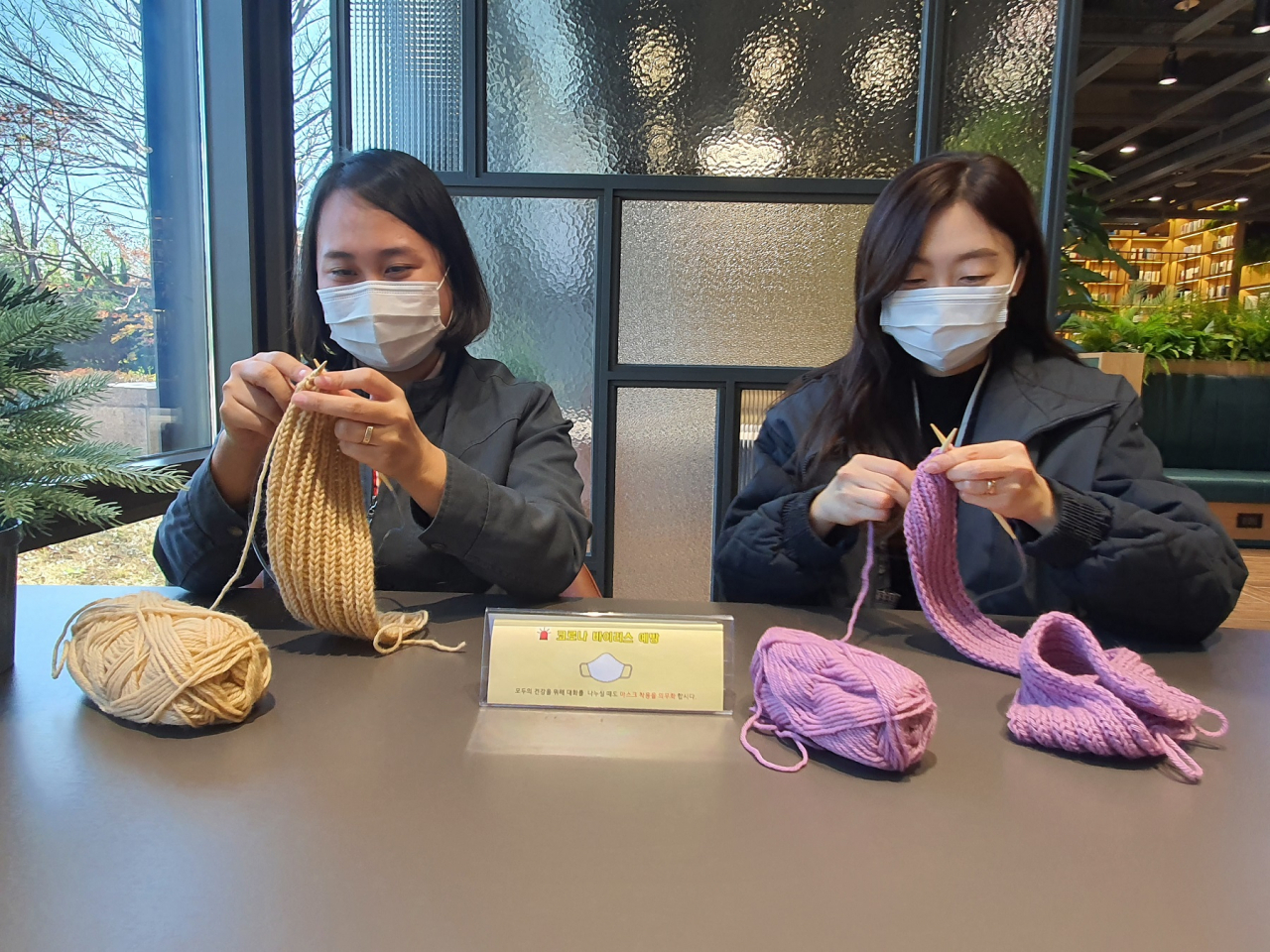 SK이노베이션 울산CLX 구성원이 ‘따뜻해목도리’ 뜨기 자원봉사에 참가하여 직접 목도리를 만들고 있다. [SK이노베이션 제공]