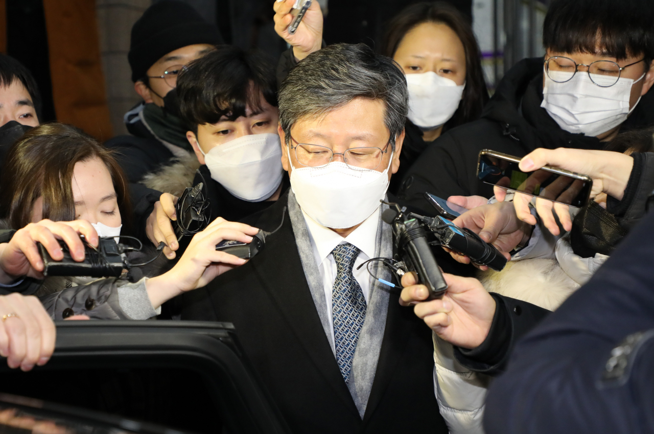지난 16일 새벽 이용구 법무부 차관이 경기 과천 정부과천청사를 나서고 있다.[연합]