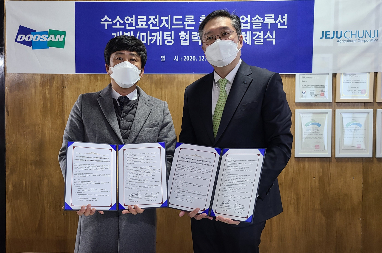 이두순 DMI 대표(오른쪽)와 송진영 제주천지 대표가 ‘수소연료전지드론을 활용한 농업 솔루션 개발’ 업무협약식을 마치고 기념사진을 촬영하고 있다. [DMI 제공]