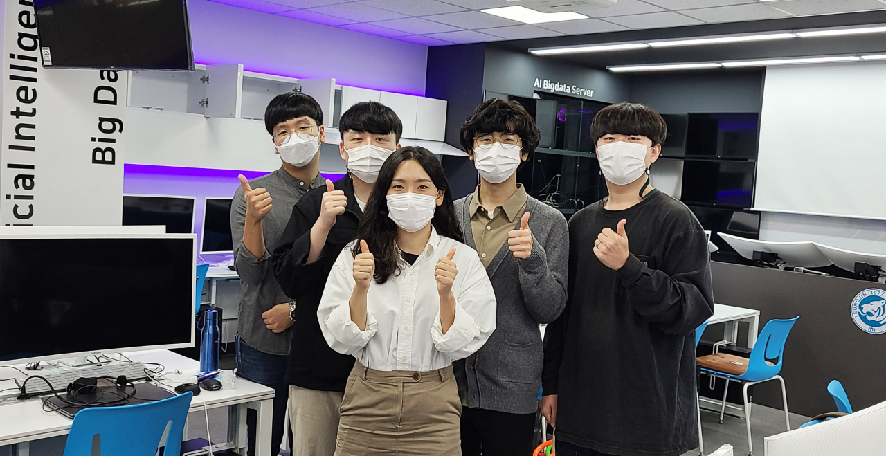 4년제 대학서 유턴해 영진전문대 컴퓨터정보계열에 재학 중인 김동민, 권봉식, 정지원, 김성수, 이재원(왼쪽부터)씨가 파이팅을 외치고 있다.[영진전문대 제공]
