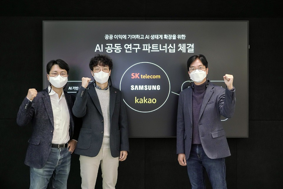 팬데믹 시대 공동AI 개발에 나선 삼성전자 무선사업부 AI팀 우경구 상무(왼쪽부터), 카카오브레인 박승기 대표, SK텔레콤 김윤최고기술책임자(CTO) 가 22일 오전 SK텔레콤 판교 사옥에서 기념사진을 찍고있다. [SK텔레콤 제공]