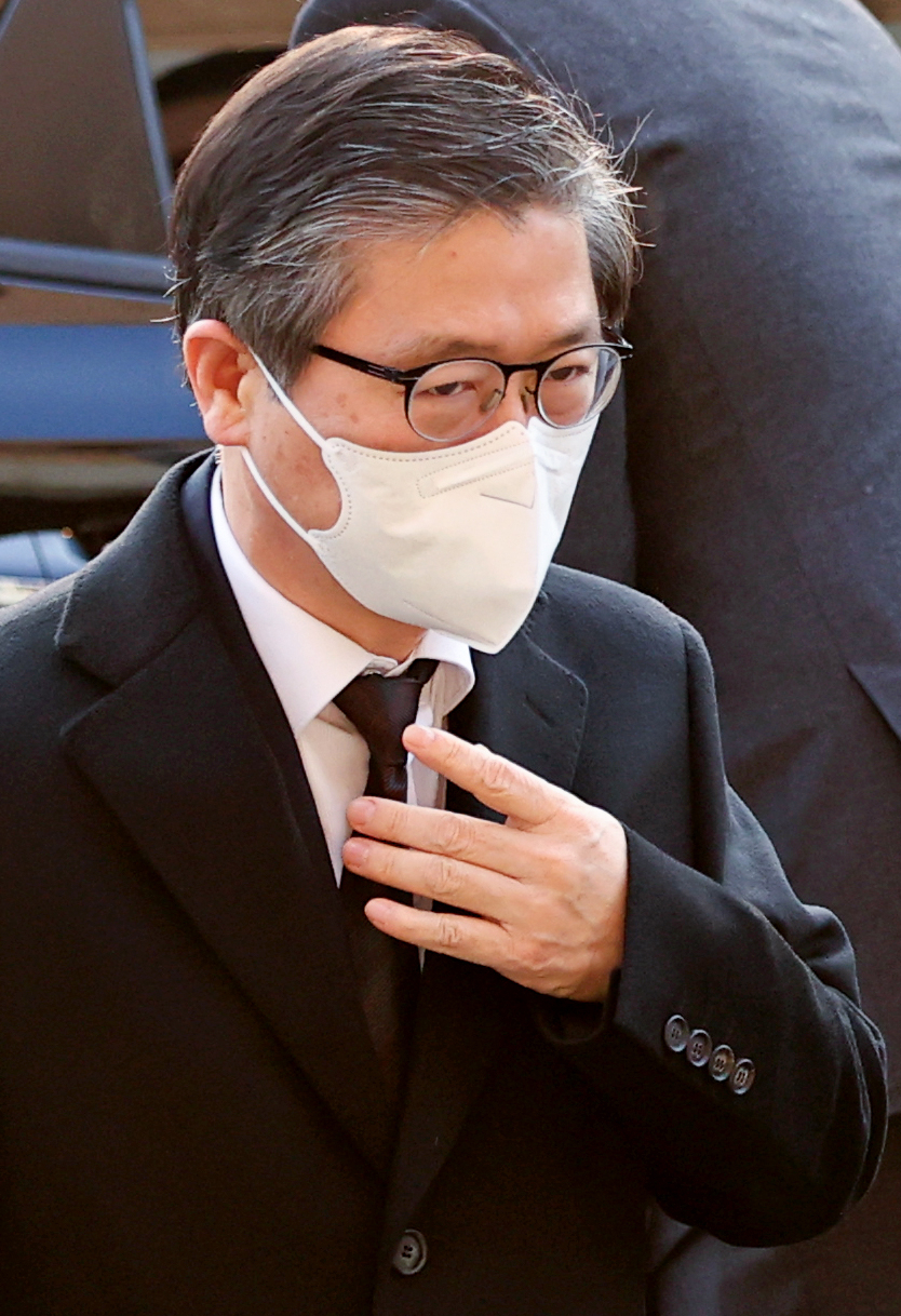 변창흠 국토교통부 장관 후보자가 22일 오전 정부과천청사 서울지방국토관리청에 마련된 청문회 준비 사무실로 출근하고 있다. [연합]