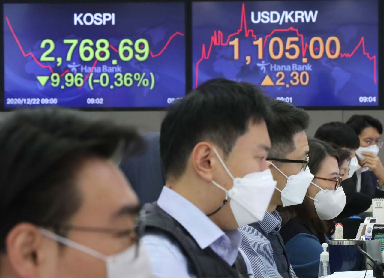 22일 원&sdot;달러 환율은 전날보다 2.0원오른 1104.7원에서 상승 출발했다. 이달 초 저점을 찍은 후 반등 흐름을 나타내는 모양새다. 사진은 이날 서울 중구 하나은행 본점 딜링룸. [연합]