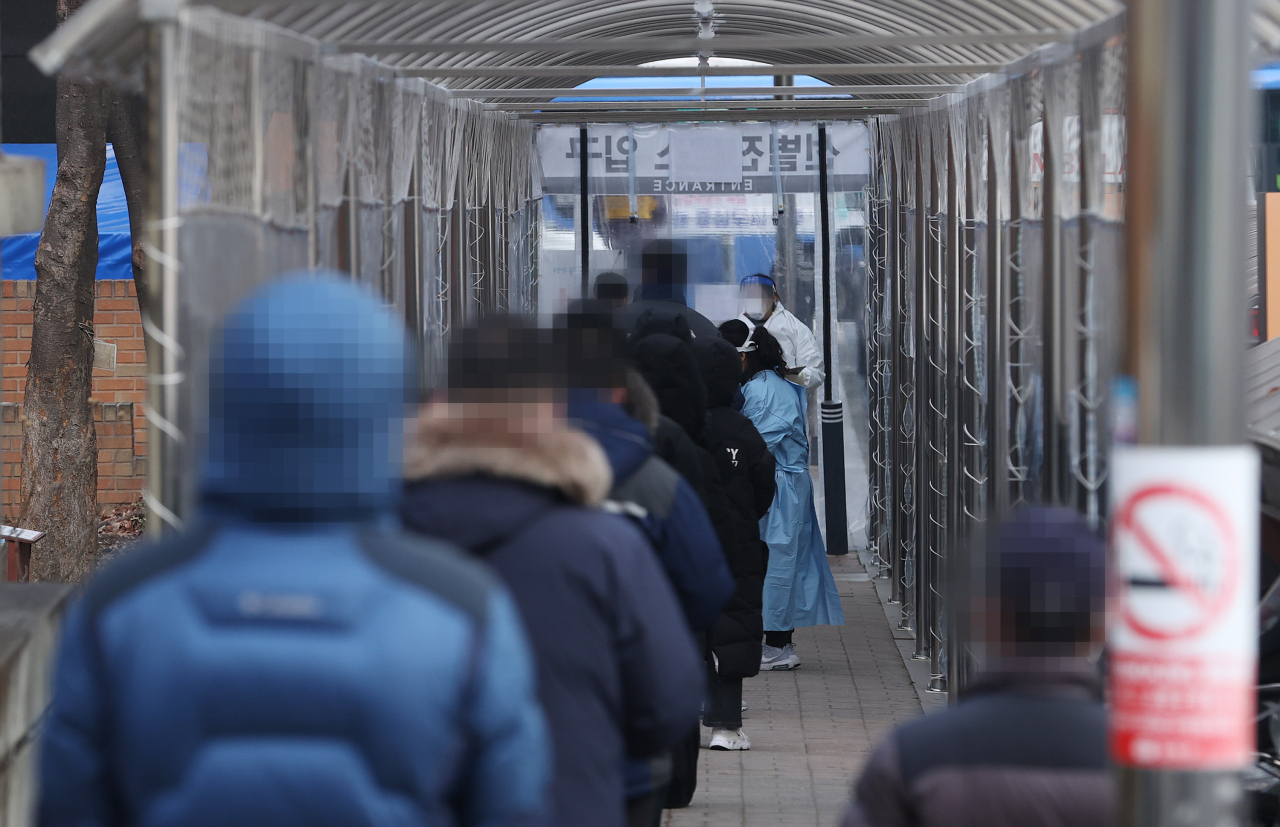 22일 오전 서울 관악구보건소 선별진료소에서 시민들이 신종 코로나바이러스 감염증(코로나19) 검사를 받기 위해 길게 줄을 서 있다. 중앙방역대책본부는 이날 0시 기준으로 코로나19 신규 확진자가 869명 늘어 누적 5만1천460명이라고 밝혔다. 연합뉴스