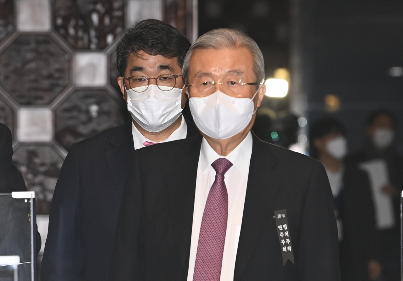 김종인 국민의힘 비상대책위원장이 18일 오전 국회에서 열린 의원총회에 입장하고 있다. [연합]