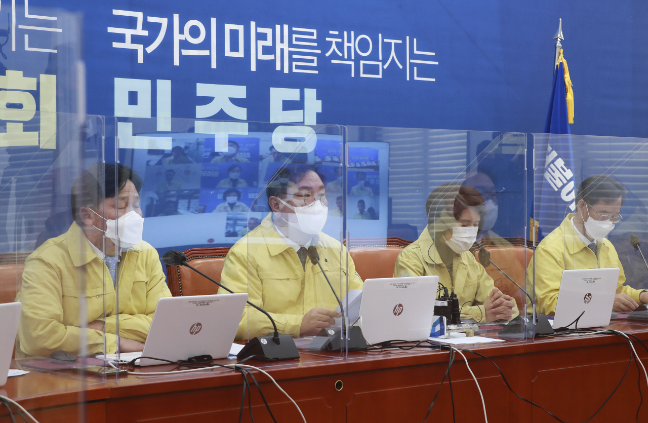 김태년 더불어민주당 원내대표가 22일 오전 국회에서 열린 원내대책회의에서 발언을 하고 있다. [연합]
