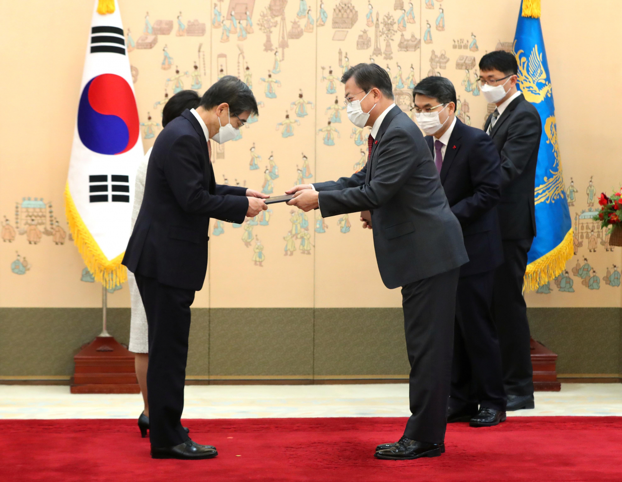 문재인 대통령이 22일 오전 청와대에서 열린 '퇴임 대법관 훈장 수여식'에서 권순일 전 대법관에게 청조근정훈장증을 수여했다. [연합]
