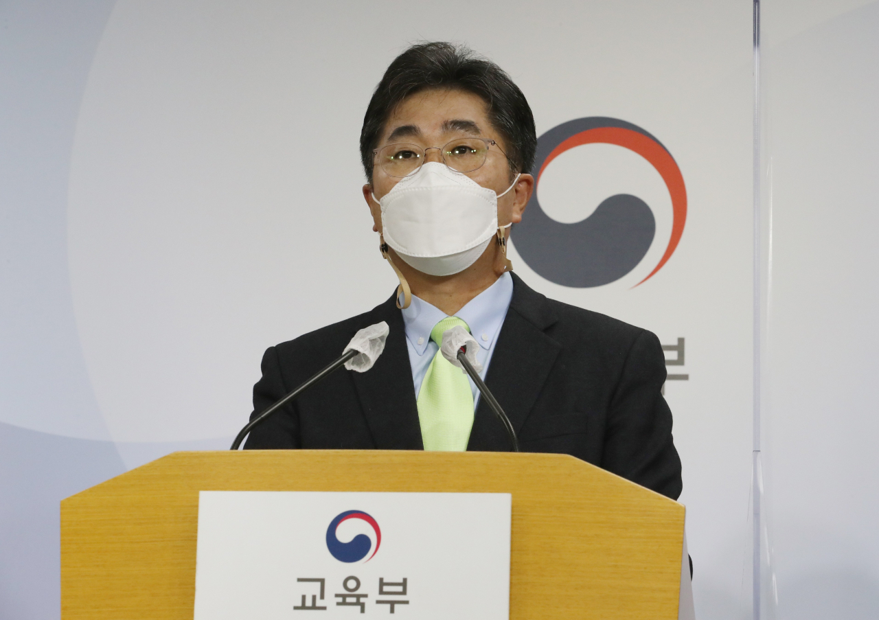 성기선 한국교육과정평가원장(채점위원장)이 22일 오전 세종시 정부세종청사에서 2021학년도 수능 채점 결과를 브리핑하고 있다. [연합]