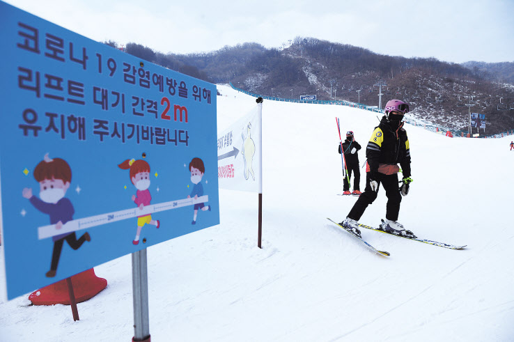 정부가 23일 0시부터 ‘5인이상 사적모임 제한’ 조치를 전국적으로 시행하고 이 기간 동안 스키장 등 겨울스포츠시설 운영을 전면 중지하기로 했다. 운영 중지 하루 전인 22일 오전 경기도의 한 스키장에는 스키어들이 올시즌 마지막 일 지모르는 스키를 즐기고 있다 . 박해묵 기자