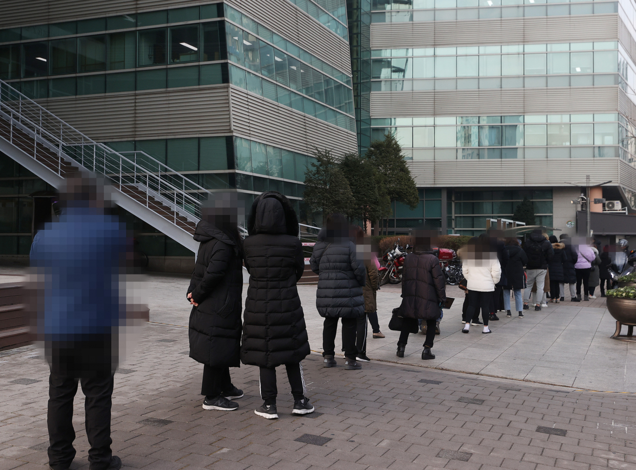 22일 오전 서울 관악구보건소 선별진료소에서 시민들이 신종 코로나바이러스 감염증(코로나19) 검사를 받기 위해 길게 줄을 서 있다. 중앙방역대책본부는 이날 0시 기준으로 코로나19 신규 확진자가 869명 늘어 누적 5만1460명이라고 밝혔다. 연합뉴스