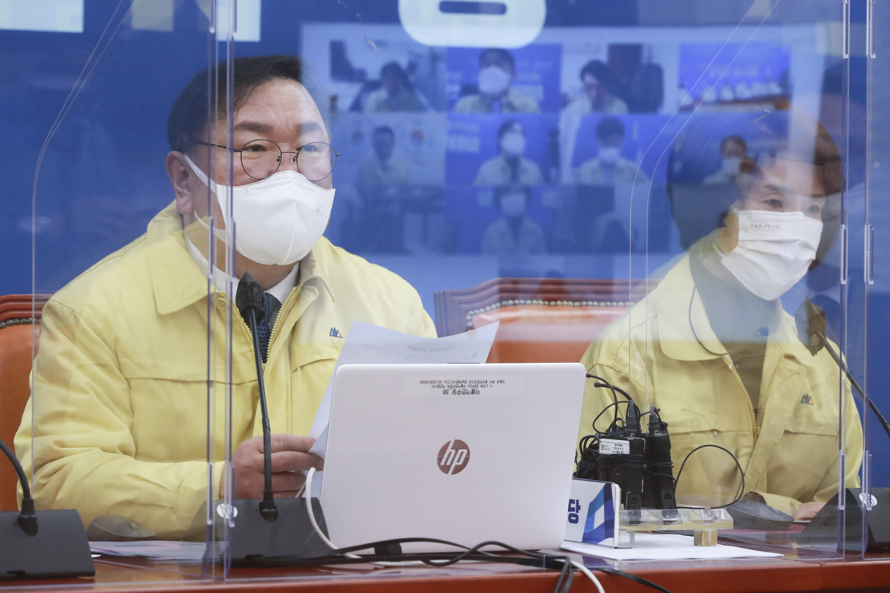 더불어민주당 김태년 원내대표가 22일 오전 국회에서 열린 원내대책회의에서 발언을 하고 있다. [연합]