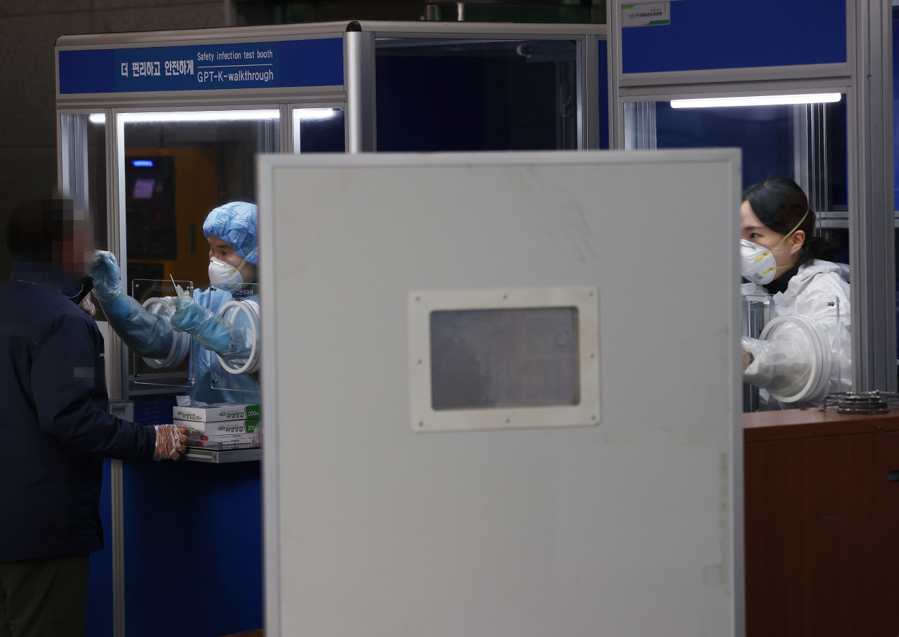 22일 오전 서울 관악구보건소 선별진료소에서 의료진이 신종 코로나바이러스 감염증(코로나19) 검사를 위해 검체를 채취하고 있다. [연합]