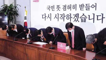 지난 4·15 총선은 헌정사상 유례가 드문 여당의 압승으로 끝났다. 당시 180석(현재 174석)의 거대 다수당이 된 더불어민주당은 주요 법안을 밀어붙이며 ‘입법독주’라는 비판을 받고 있다. 4·15 총선 직후 민주당이 당사에서 승리를 확인하는 모습(위쪽)과 참패를 사과하는 야당인 미래통합당(현 국민의힘)의 모습이 대조를 이룬다. [연합]